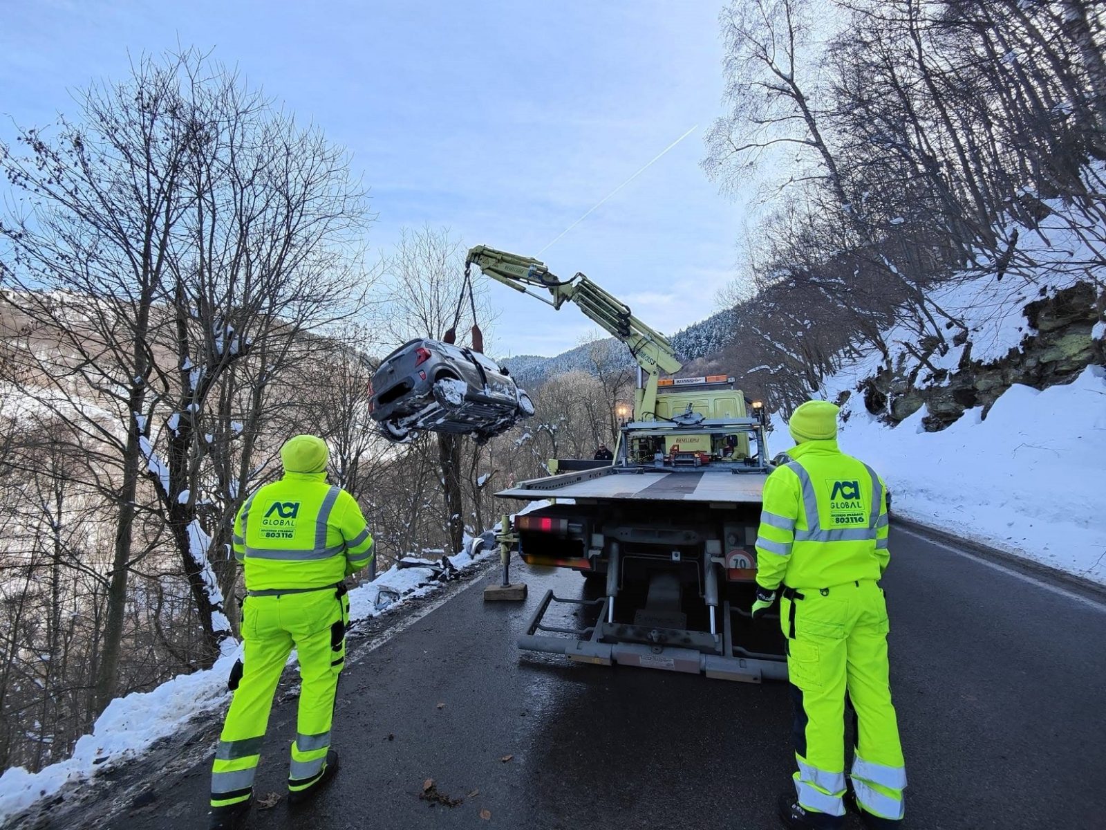 Recupero veicolo in montagna con il carro attrezzi