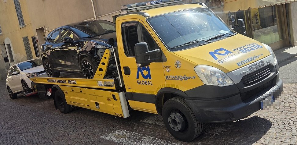 Traino auto con carro attrezzi