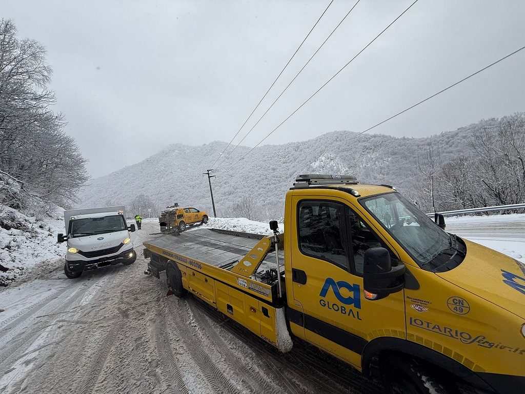 Soccorso stradale su strada innevata